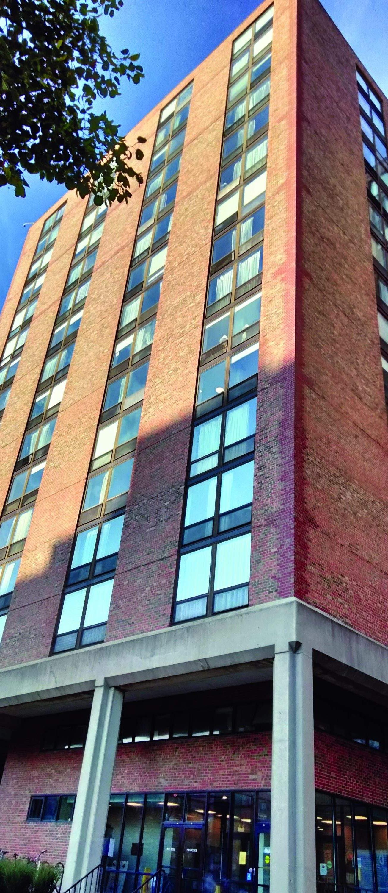 宾馆外观为红砖和窗户.